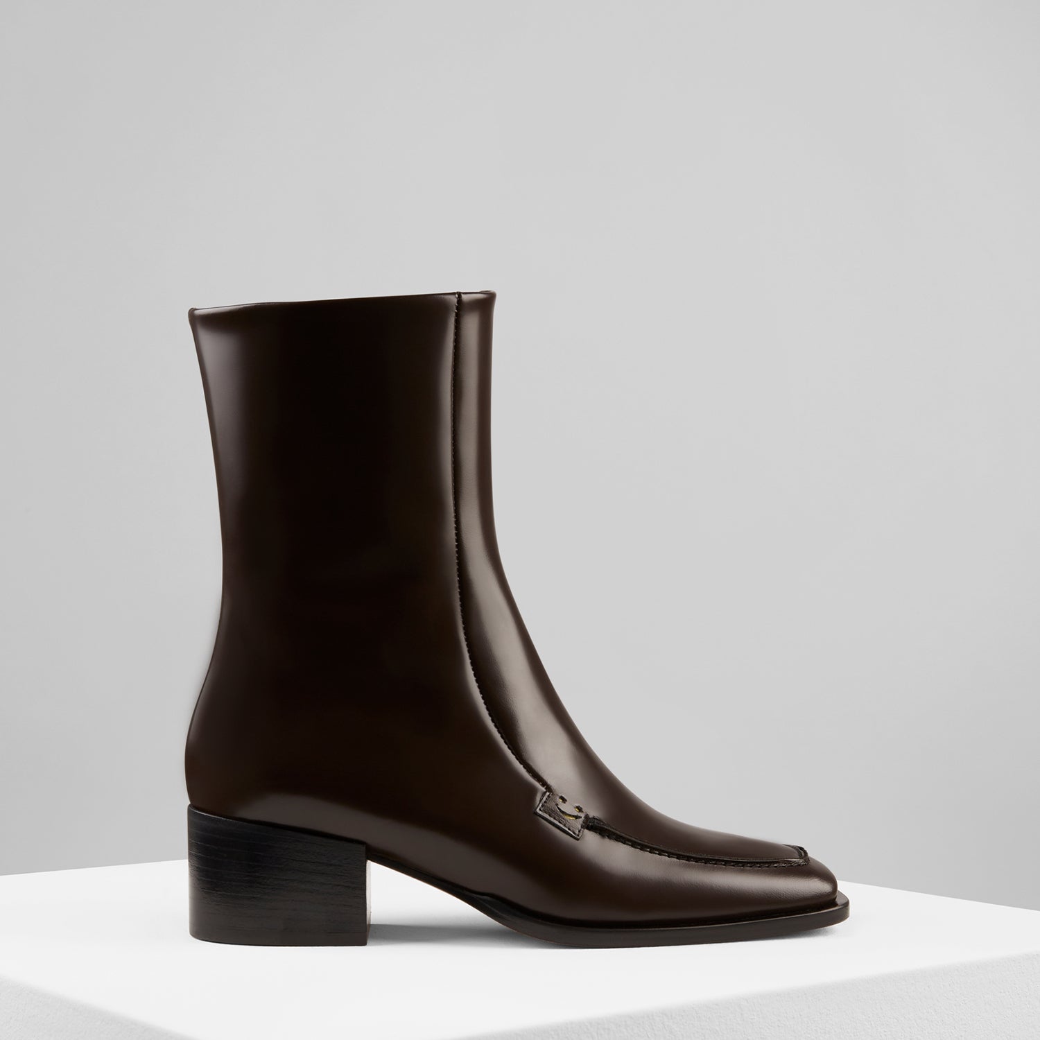 Zoe Ankle Boots in Ebano