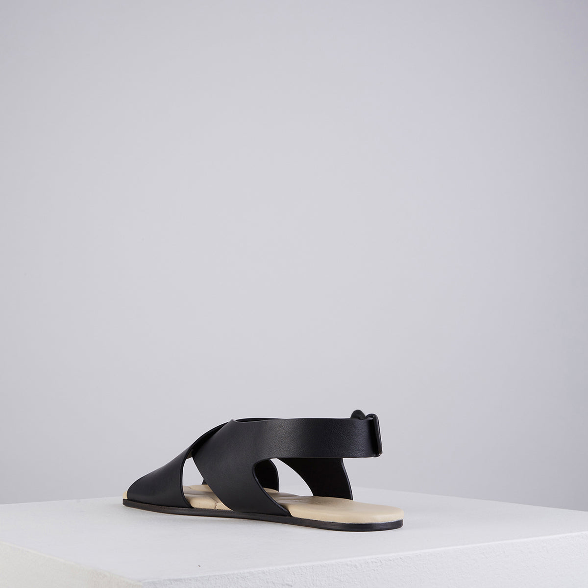 Load image into Gallery viewer, Camilla Slingbacks in Nero