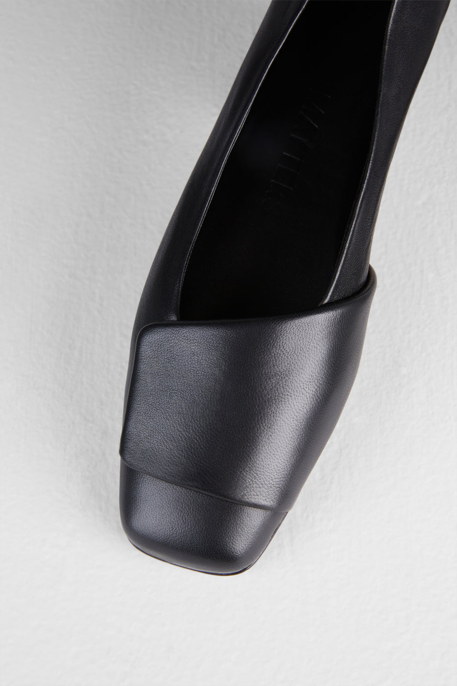 Load image into Gallery viewer, NUVOLA FLATS IN NERO