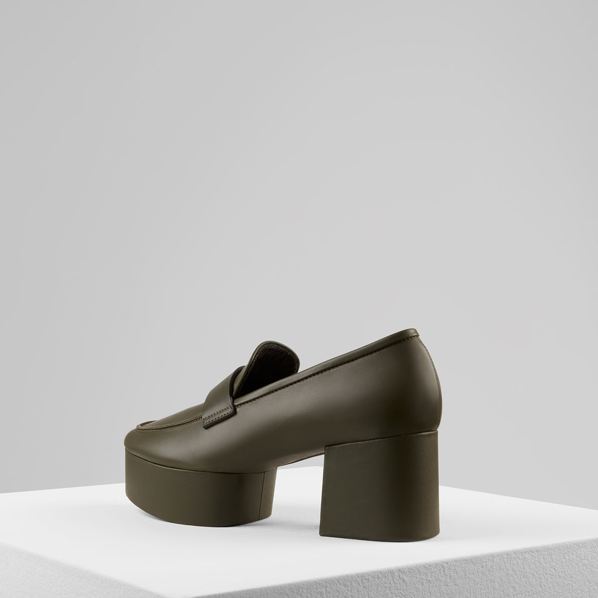 Load image into Gallery viewer, Myla Loafers in Oliva