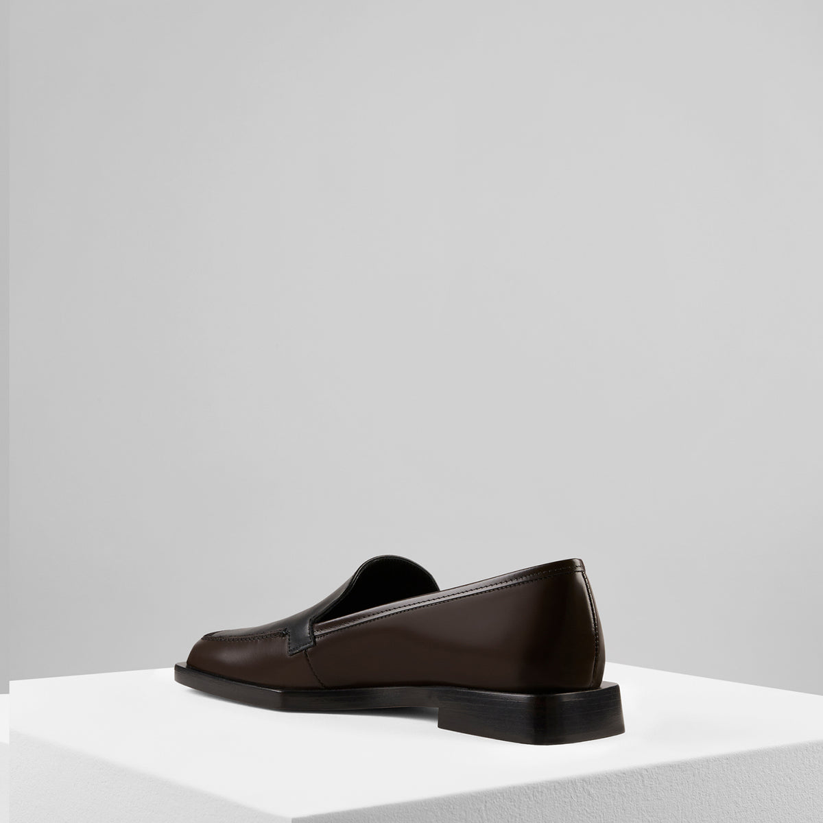 Load image into Gallery viewer, Zoe Loafers in Nero Ebano
