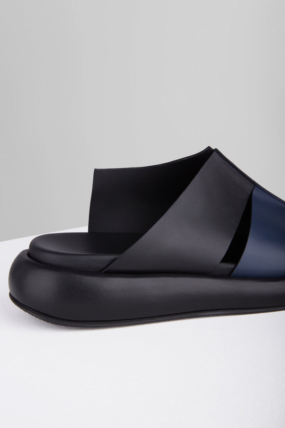 Charger l'image dans la galerie, Ciambella Sandals in Midnight Nero - CIAMBS2