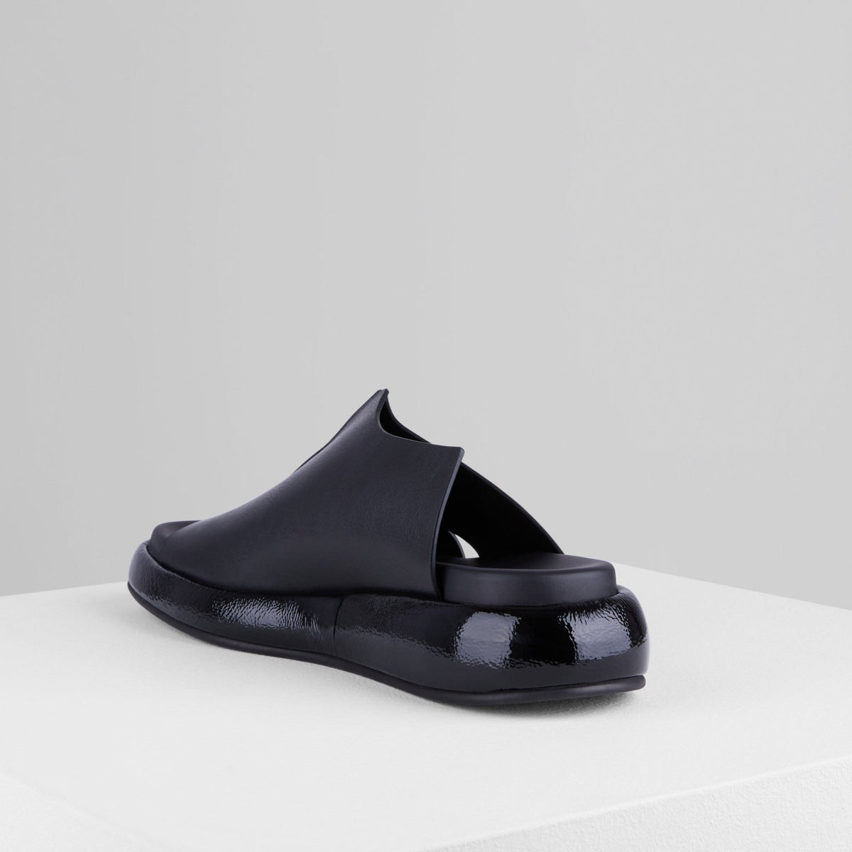 Charger l'image dans la galerie, Ciambella Sandals in Nero Vernice - CIAMBS1