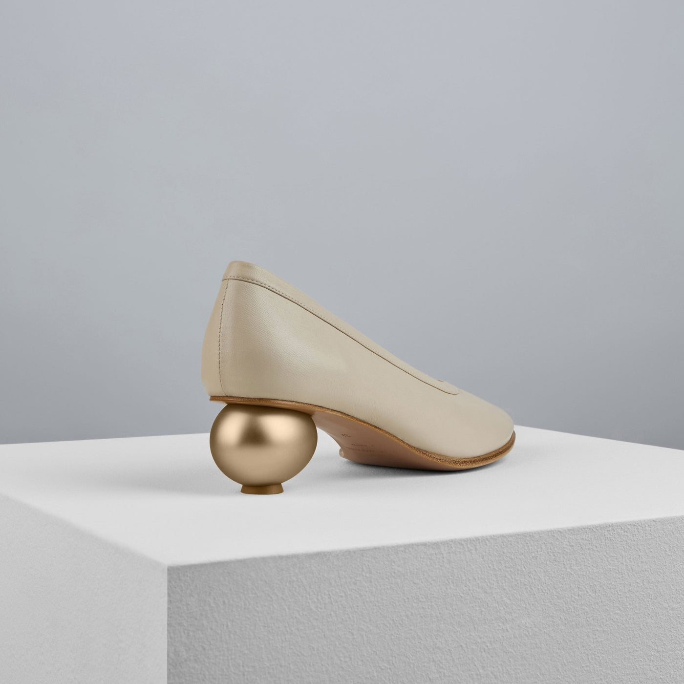 Load image into Gallery viewer, Egg Pumps in Cera - DEGGP6