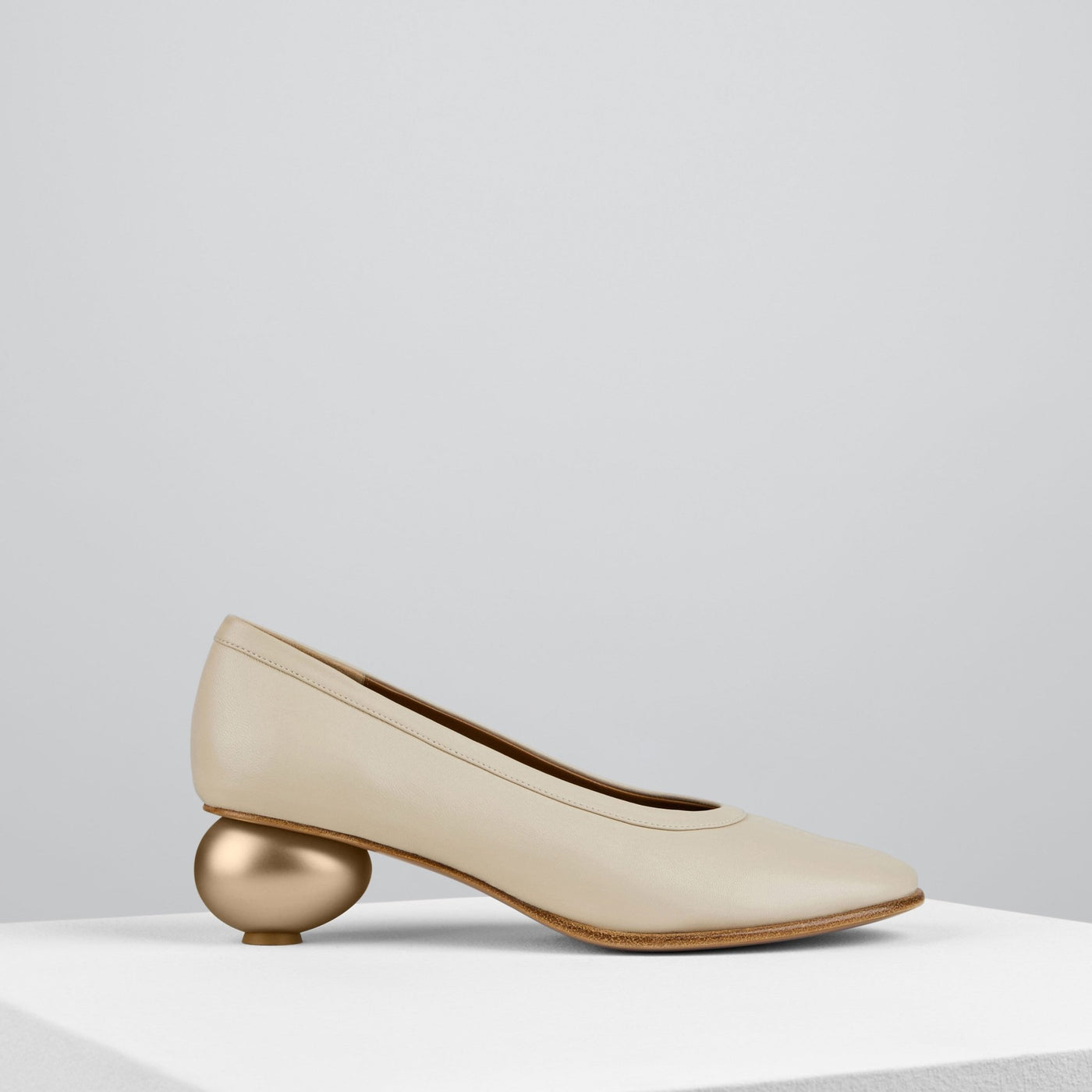 Load image into Gallery viewer, Egg Pumps in Cera - DEGGP6