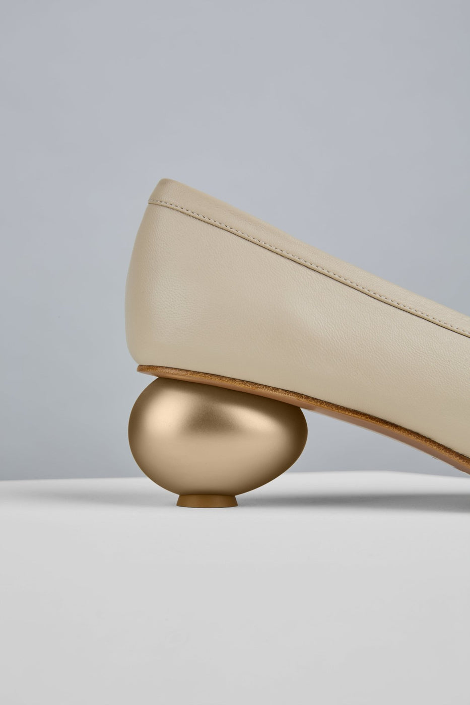 Load image into Gallery viewer, Egg Pumps in Cera - DEGGP6