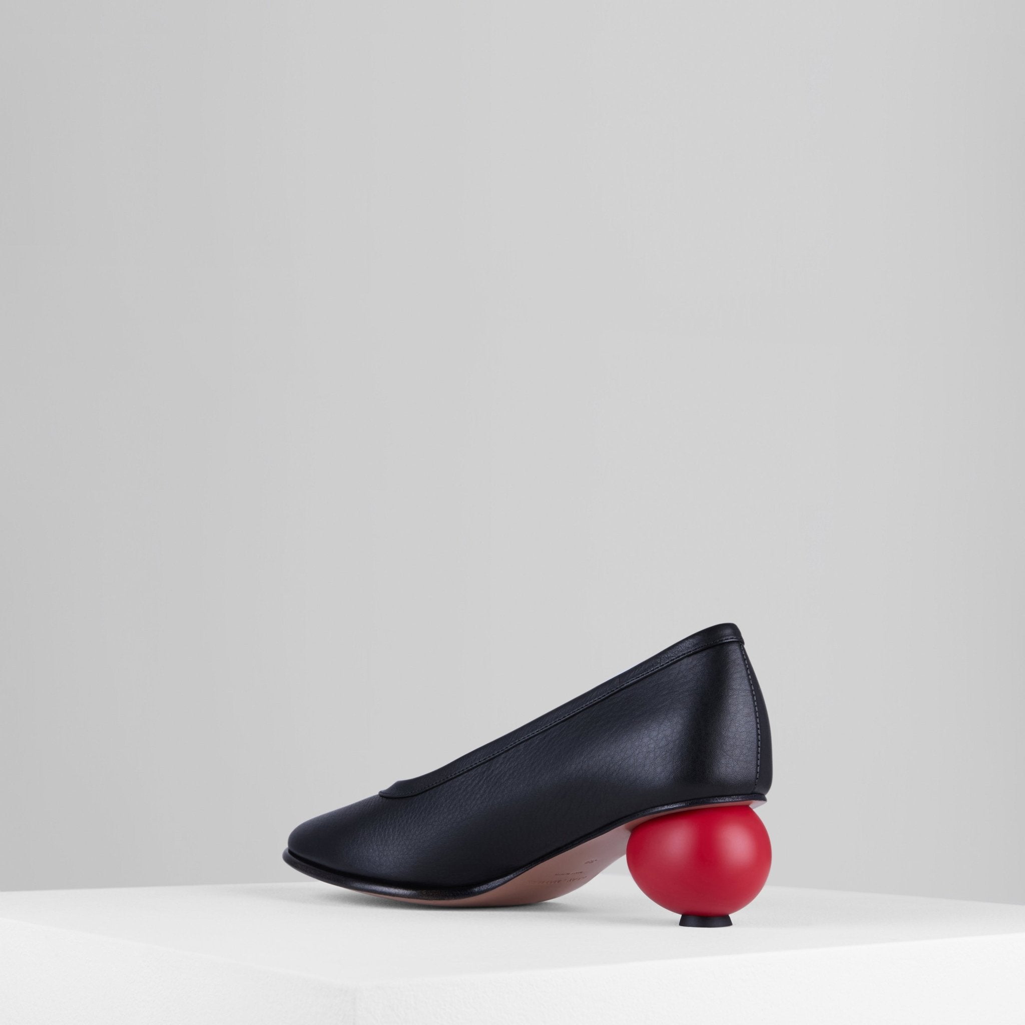 Egg Pumps in Nero Rosso - DEGGP1