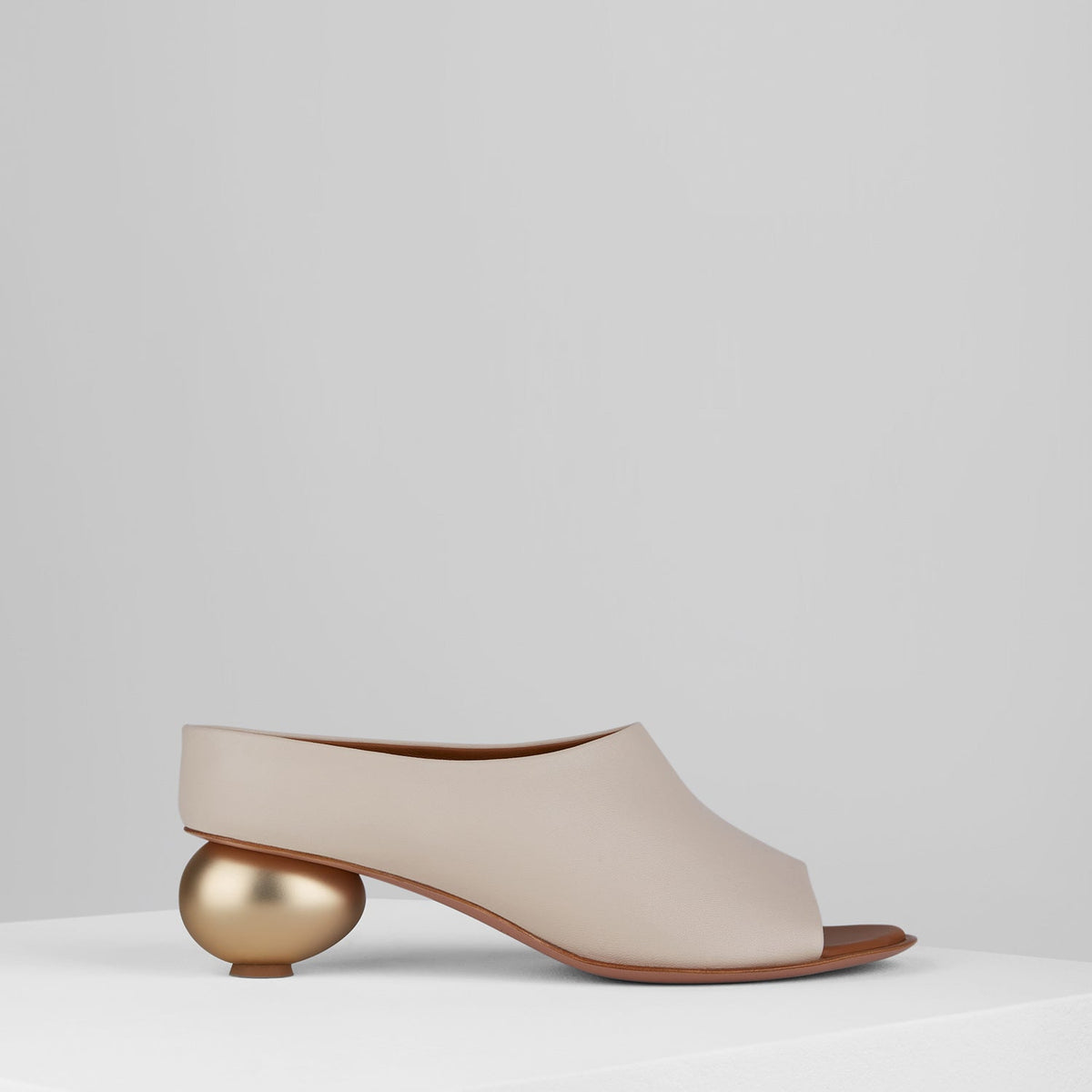 Egg Sandals in Cera