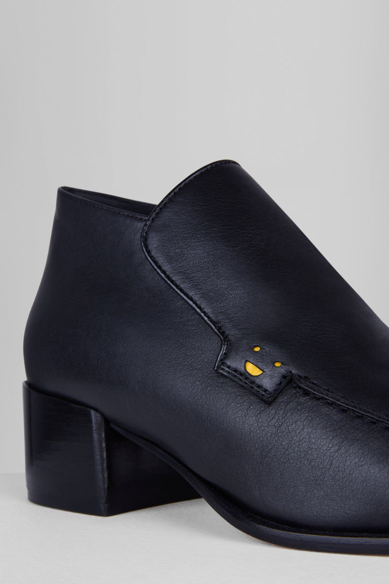 Load image into Gallery viewer, Zoe Bootie in Nero Vitello - ZOE40B2