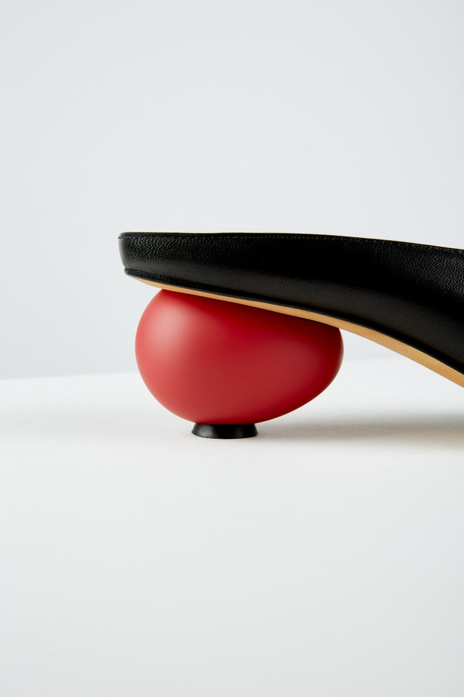 Load image into Gallery viewer, Egg Mules in Nero Rosso - MILE22