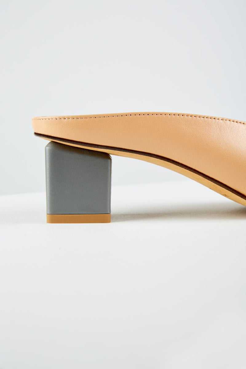 Carica l'immagine nel visualizzatore di Gallery, Mildred Mules in Cammello Grigio - MILM14