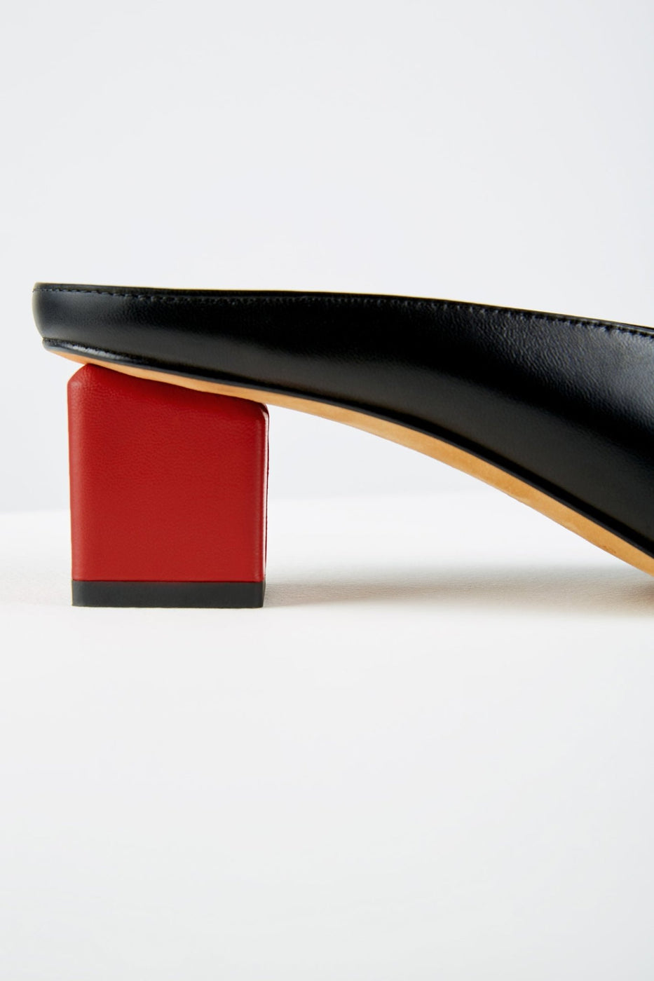 Load image into Gallery viewer, Mildred Mules in Nero Rosso - MILM13